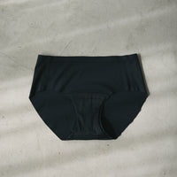 Seamless sanitary shorts