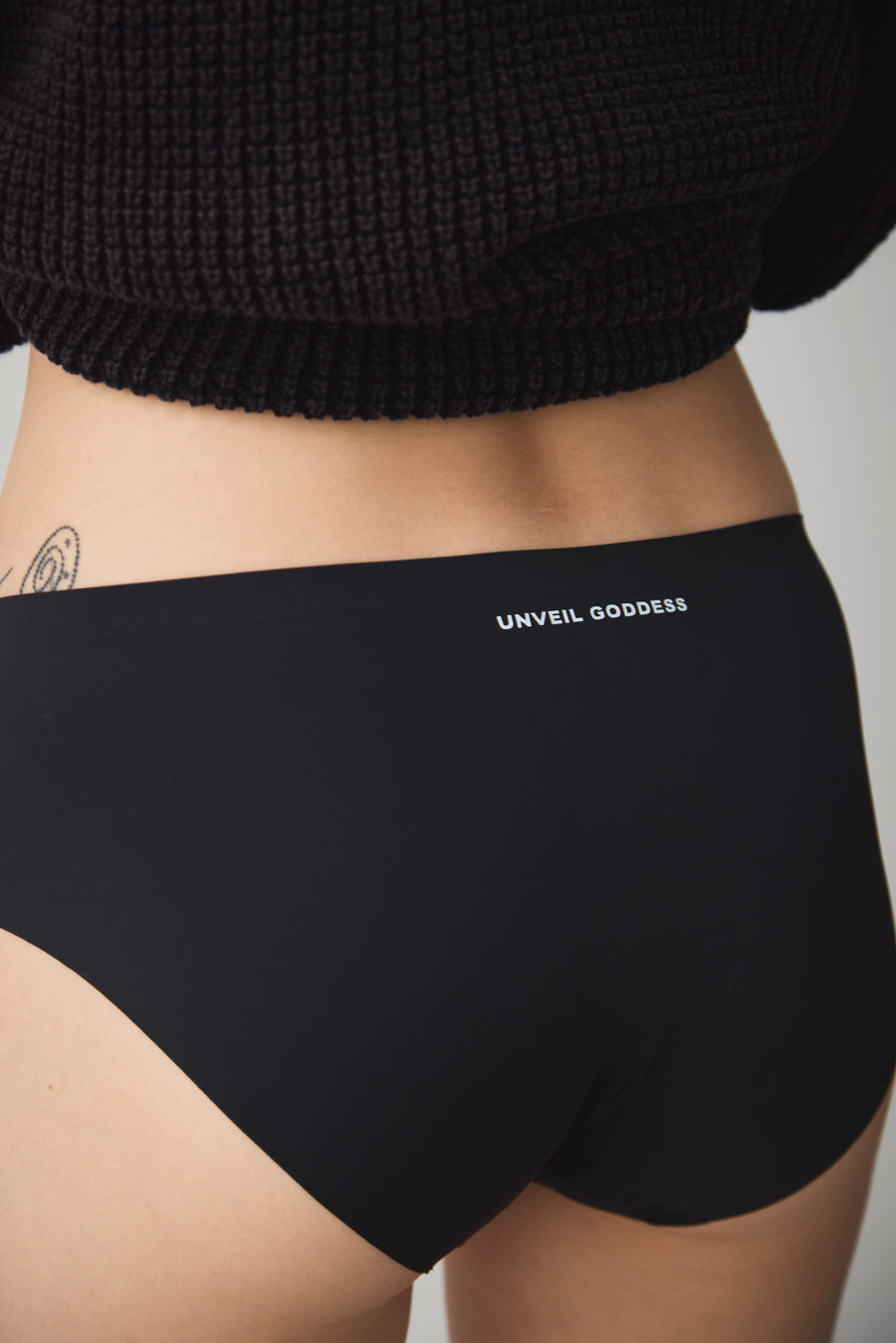 Seamless sanitary shorts